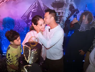 Merayakan ulang tahun, Raffi Ahmad dan Nagita Slavina mendapat kejutan dari keluarga dan karyawan RANS. Mereka menyiapkan kejutan di tengah malam tepat di hari bertambahnya usia pasangan pelantun ‘Kamulah Takdirku’ ini. Putra sulung mereka, Rafathar Malik Ahmad juga tampak antusias ikut merayakan ulang tahun orangtuanya. (Liputan6.com/IG/@raffinagita1717)