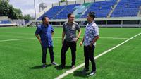 CEO PSIS Semarang, Yoyok Sukawi (tengah) saat meninjau Stadion Citarum, Semarang, Senin (27/1/2020) . (Bola.com/Vincentius Atmaja)