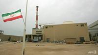 Bendera Iran di luar gedung yang menampung reaktor fasilitas nuklir Bushehr di kota pelabuhan selatan Iran Bushehr pada tahun 2007 AFP / BEHROUZ MEHRI