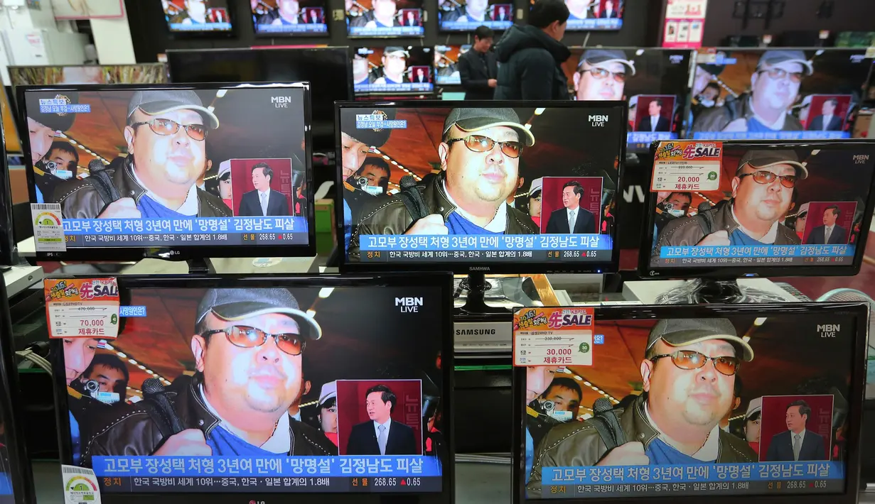 Layar TV meenunjukkan gambar kakak tiri pemimpin Korut Kim Jong-un, Kim Jong-nam, di sebuah toko elektronok Seoul, Korea Selatan, Rabu (15/2). Kim Jong-nam dilaporkan tewas setelah tubuhnya ditusuk menggunakan jarum beracun. (AP Photo/Ahn Young-joon)