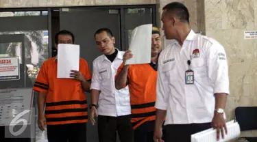 Tersangka suap PTUN Medan Syamsir Yusfan dan Dermawan Ginting berjalan usai menjalani pemeriksaan di Gedung KPK, Jakarta, Jumat (27/7/2015). Syamsir dan Dermawan diperiksa terkait kasus dugaan penerimaan suap. (Liputan6.com/Yoppy Renato)