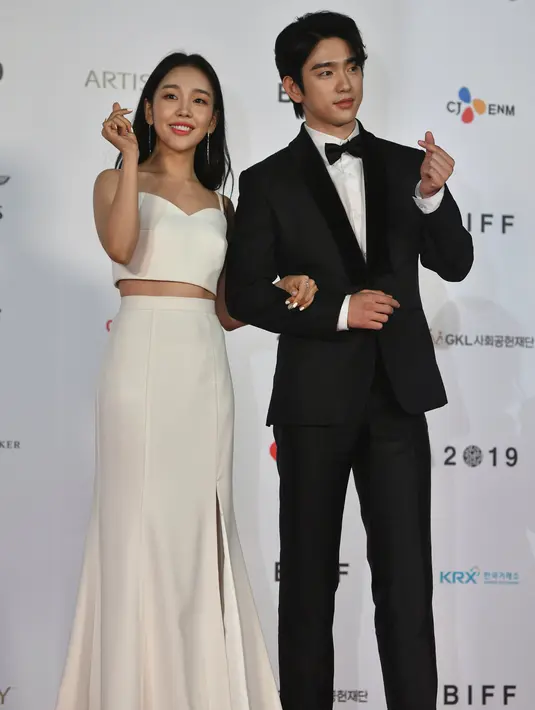 Penyanyi Korea Selatan Baek A-yeon dan Jung Jin-young berpose di karpet merah selama pembukaan Busan Internasional Film Festival (BIFF) di Pusat Sinema Busan di Busan (3/10/2019). BIFF beroperasi mulai 3 hingga 12 Oktober dan menampilkan 303 film dari 85 negara. (AFP/Jung Yeon-je)