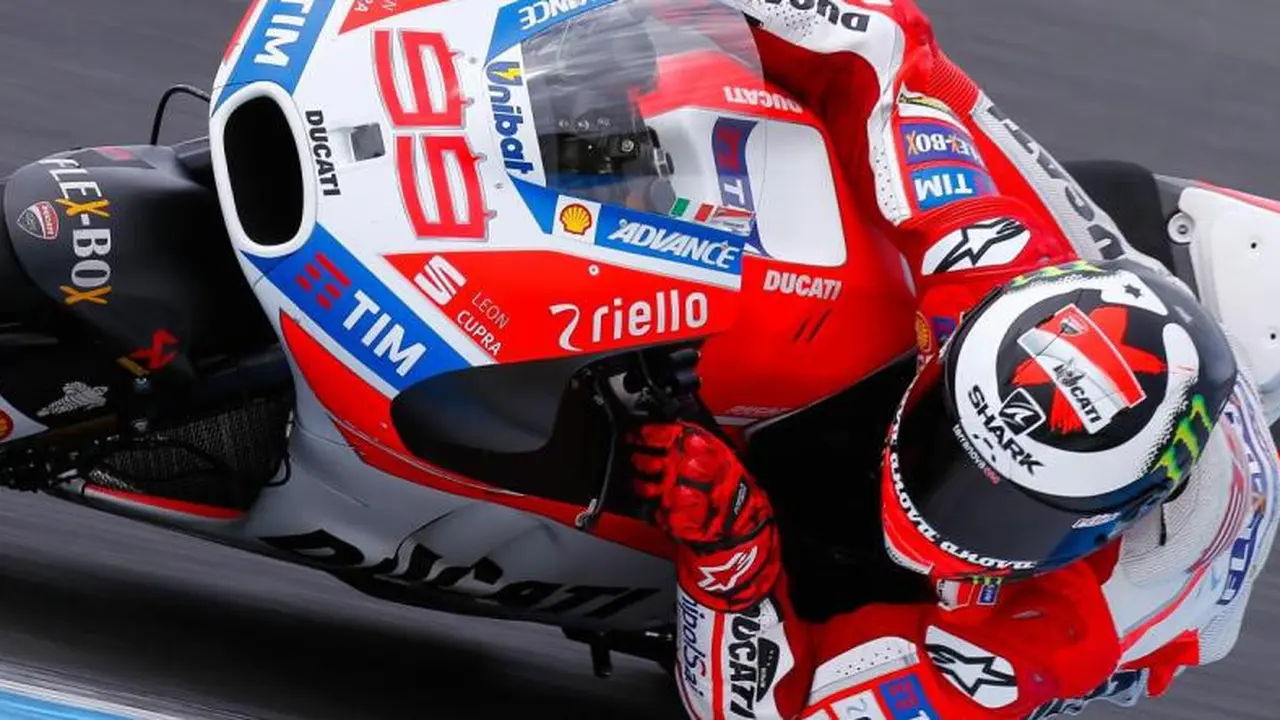 Pembalap Jorge Lorenzo menunggangi motor Ducati pada MotoGP 2017 ini. 