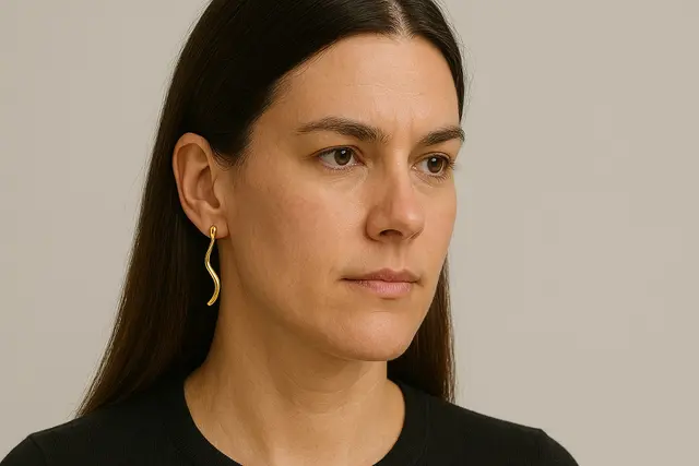 5. Anting Emas Lengkung Bergaya Abstrak