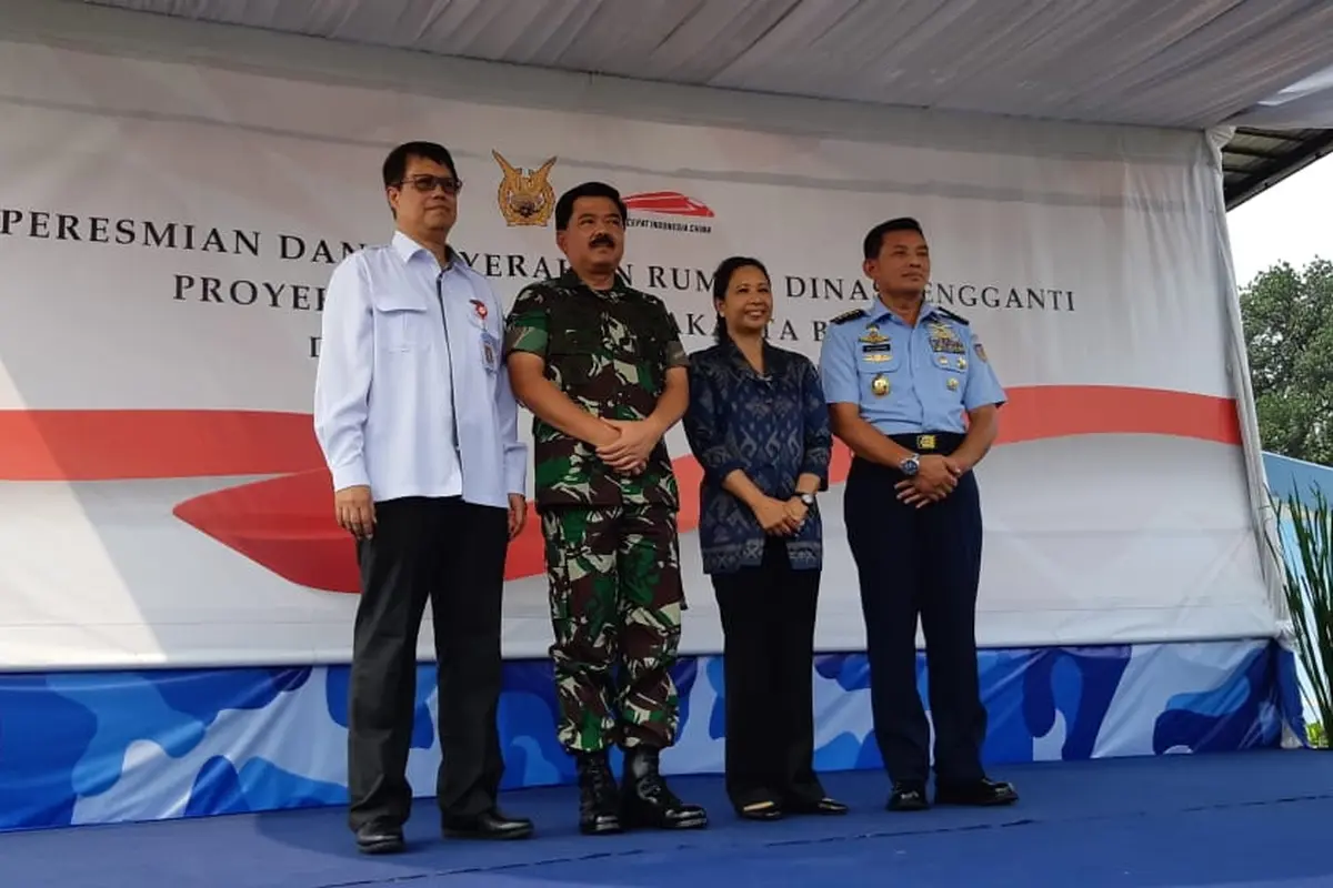 TNI AU menerima serah terima kunci rumah dinas pengganti yang terelokasi proyek pembangunan kereta cepat Jakarta-Bandung. (Dok Kementerian BUMN)