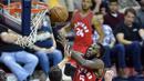 Pemain Toronto Raptors, DeMarre Carroll, berusaha mencetak angka saat melawan Cleveland Cavaliers pada laga pramusim NBA di Quicken Loans Arena, Jumat (14/10/2016). (Reuters/David Richard-USA TODAY Sports)