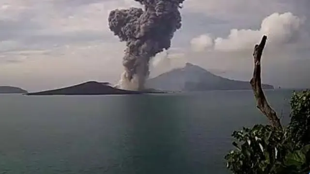 Erupsi Gunung Anak Krakatau.