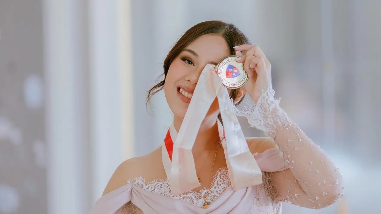 8 Pesona Putri Negeri Dongeng Nadin Amizah dengan Balutan Kebaya Wisuda yang Terinspirasi dari Bridgerton