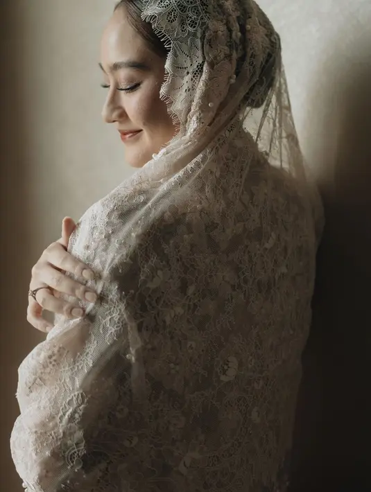 Busana pengajian Salsha dan Aaliyah rupanya dipesan khusus pada brand lokal premium, Lace by ARTKEA. Beda busana pengajian keduanya menarik untuk disimak.  [@lacebyartkea/@salshabillaadr/@aaliyah.massaid].