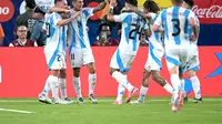 Julian Alvarez (kedua dari kiri) merayakan gol pertama timnya bersama rekan satu timnya pada pertandingan sepak bola semifinal turnamen Conmebol 2024 Copa America antara Argentina dan Kanada di Stadion MetLife, di East Rutherford, New Jersey pada 9 Juli 2024.JUAN MABROMATA/AFP