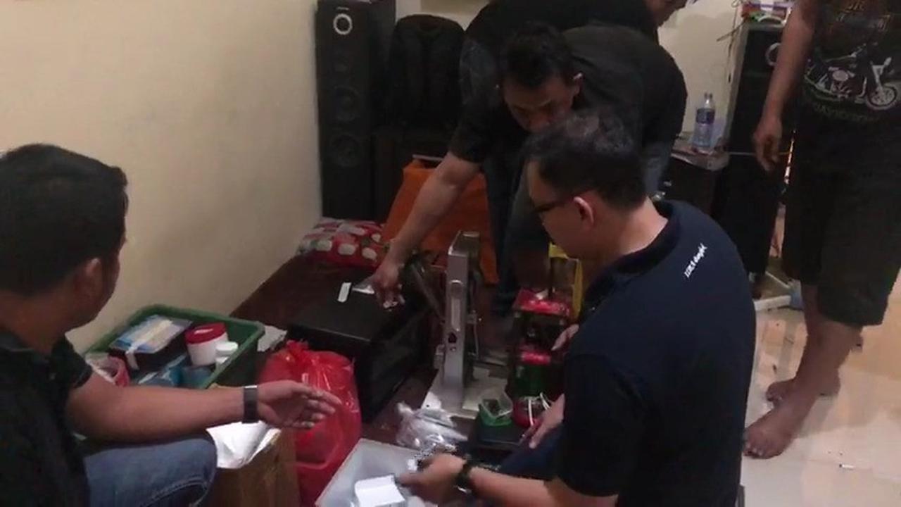 Satuan Narkoba Polres Metro Jakarat Barat di pabrik ekstasi jenis baru. (dok polisi)