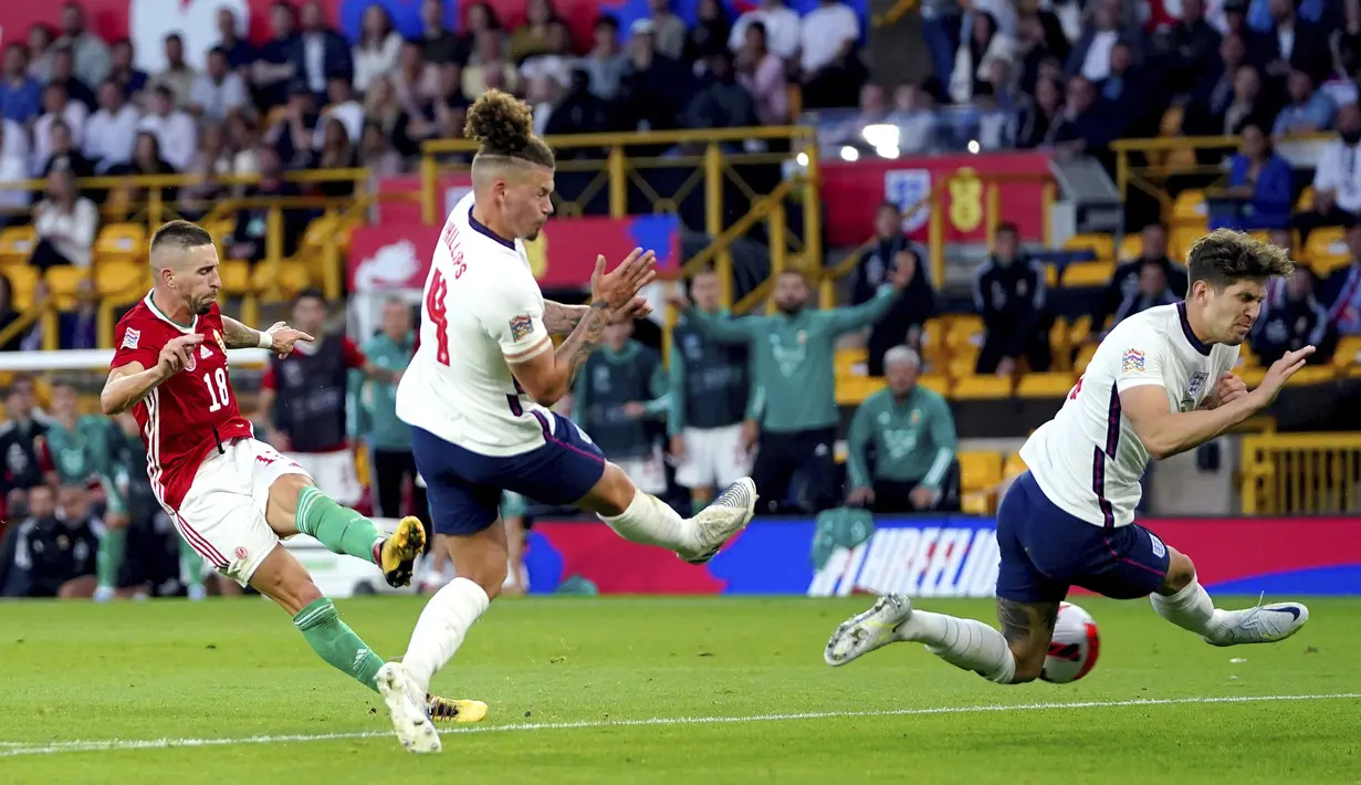 Pemain Hungaria Zsolt Nagy (kiri) mencetak gol ke gawang Inggris pada pertandingan sepak bola UEFA Nations League di Stadion Molineux, Wolverhampton, Inggris, 14 Juni 2022. Hungaria membantai Inggris 4-0. (/PA via AP)