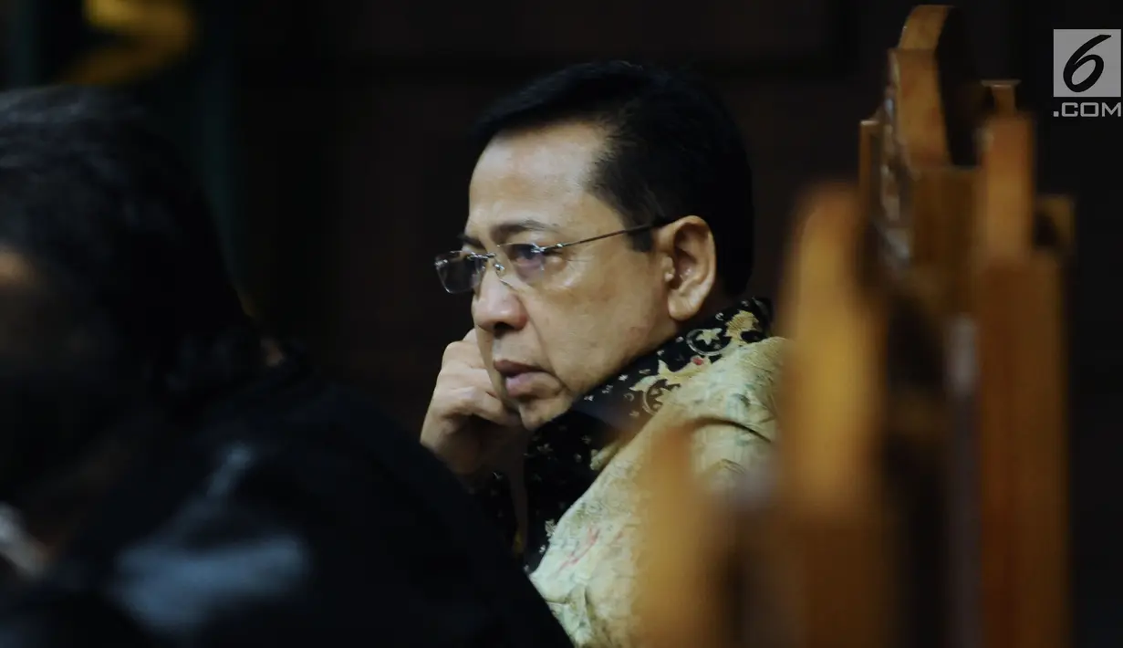 Terdakwa dugaan korupsi proyek e-KTP, Setya Novanto menyimak keterangan saksi di sidang lanjutan di Pengadilan Tipikor, Jakarta, Rabu (14/3). Sidang mengkonfrontir keterangan Irvanto Hendra Pambudi dan Made Oka Masagung. (Liputan6.com/Helmi Fithriansyah)