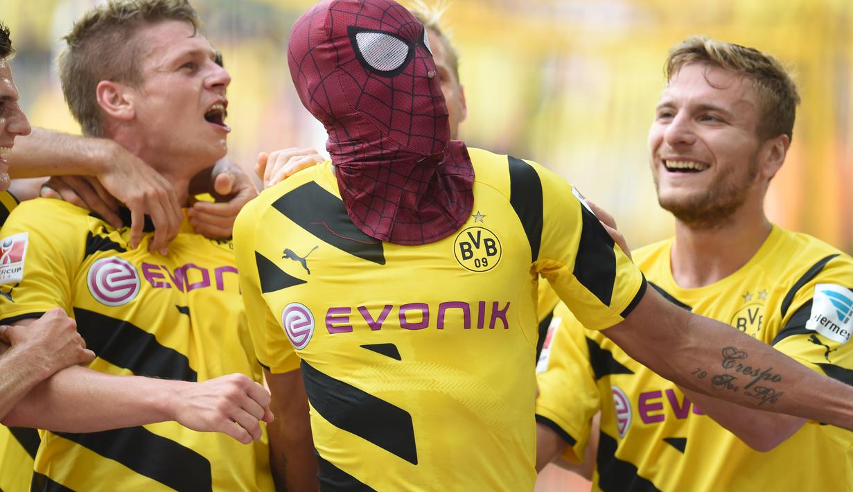 2. Spiderman (Borussia Dortmund) - Performa tak kalah apik diraih Aubameyang bersama Dortmund. Total 98 gol dari 144 penampilan dicatatakan penyerang 29 tahun tersebut. (AFP/Patrik Stollarz)