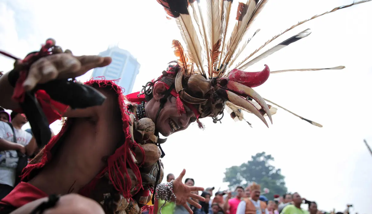 Pawai adat khas Kabupaten Tabalong memeriahkan Car Free Day di kawasan Sudirman, Jakarta, Minggu (29/10). Kegiatan tersebut juga sekaligus mengajak masyarakat Indonesia untuk berwisata ke kabupaten Tabalong, Kalimantan Selatan (Liputan6.com/Faizal Fanani)