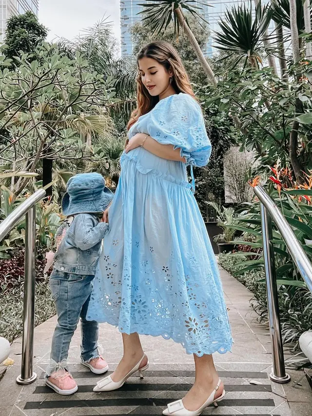 Inspirasi Baju Hamil Tasya Farasya dalam Balutan Dress Pink dan Biru
