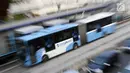 Bus Transjakarta mengangkut penumpang di Halte Harmoni, Jakarta, Senin (10/7). PT Transportasi Jakarta menargetkan jumlah penumpang bus Transjakarta pada tahun 2017 adalah 185 juta orang, atau naik sebanyak 50 persen. (Liputan6.com/Immanuel Antonius)