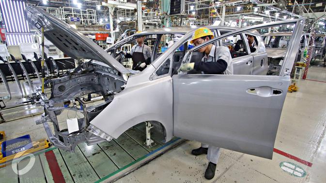 Pekerja menyelesaikan pembuatan mobil Kijang Innova pabrik Karawang 1 PT Toyota Motor Manufacturing Indonesia, Jawa Barat, Selasa (26/1). Pabrik ini memproduksi Kijang Innova serta Fortuner mencapai 130.000 unit pertahun. (Liputan6.com/Immanuel Antonius)