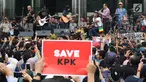 Grup musik Slank bersama Wakil Ketua KPK Saut Situmorang tampil dalam Aksi Simpatik Jurus Tandur Dukung KPK di Jakarta, Kamis (13/7). Acara tersebut diadakan sebagai bentuk dukungan terhadap KPK. (Liputan6.com/Immanuel Antonius)