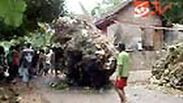 Rumah Warga Ambruk Tertimpa Batu
