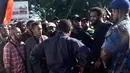 Mahasiswa University of Papua New Guinea menggelar demonstrasi di Ibu Kota Papua Nugini, Port Moresby, Rabu (8/6).  Setidaknya empat mahasiswa dilaporkan tewas ditembak polisi saat demo menuntut PM Papua Nugini, Peter O’Neill lengser. (PNGFM News/REUTERS)
