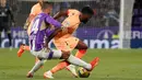 Sedangkan Real Valladolid sempat membelas melalui Cyle Larin serta Sergio Escudero. (Photo by CESAR MANSO / AFP)