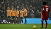 Pemain Wolverhampton Wanderers Raul Jimenez merayakan golnya ke gawang Liverpool bersama rekan-rekannya pada pertandingan Liga Inggris di Molineux Stadium, Wolverhampton, Inggris, Kamis (23/1/2020). Liverpool menang 2-1. (AP Photo/Rui Vieira)