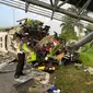 Bus Ardiansyah dengan nopol S 7322 UW hancur akibat kecelakaan di tol Sumo. (Dian Kurniawan/Liputan6.com)