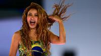Penyanyi Kolombia, Shakira, tampil dalam konser gratis di pantai Copacabana di Rio de Janeiro, Brasil pada 2 Mei 2026. (Pablo PORCIUNCULA/AFP)