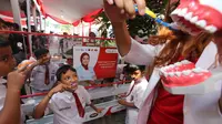 Anak-anak menyikat gigi sambil mendengarkan penjelasan dari dokter gigi dalam rangka Hari Kesehatan Gigi dan Mulut Sedunia 2023 dan kampanye “#KonsultasiGigiSekarang: Gigi Kuat untuk Senyum Indonesia” di SDN Karet Tengsin 15 Jakarta (20/03/2023) (Liputan6.com)