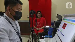 Seorang transpuan melakukan foto  E-KTP di Disdukcapil Kota Depok, Depok, Jawa Barat, Senin (9/8/2021). Kepemilikan E-KTP bagi Transgender Perempuan (Transpuan) agar mendapatkan pelayanan publik seperti jaminan sosial, kesehatan, hingga pendidikan. (Liputan6.com/Herman Zakharia)