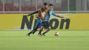 Duel pemain Tampines Rovers pada uji coba lapangan jelang Piala AFC 2018 di Stadion Utama GBK, Senayan, Jakarta (27/2/2018). Tampines Rovers akan melawan Persija di Grup H. (Bola.com/Nick Hanoatubun)