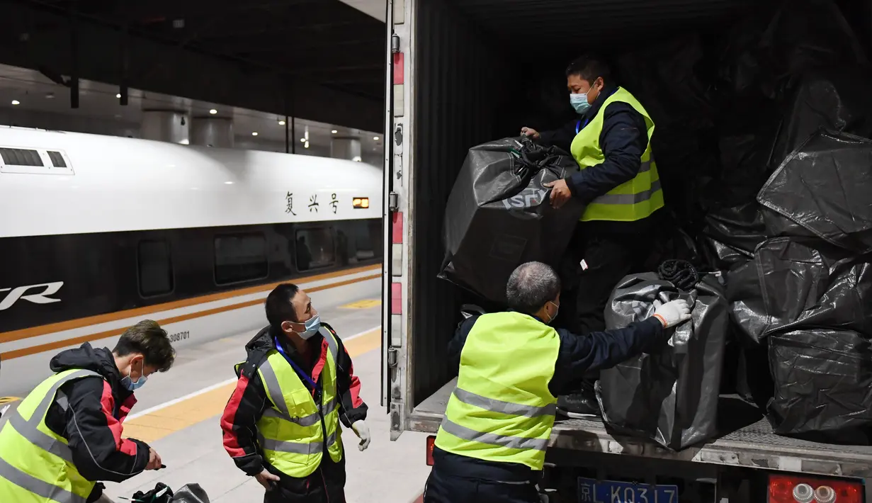 Para pekerja menurunkan paket dari sebuah truk di Stasiun Kereta Barat Beijing di Beijing, ibu kota China (1/11/2020). Otoritas perkeretaapian China meluncurkan layanan khusus pada Minggu (1/11), yang akan berlangsung hingga 20 November. (Xinhua/Zhang Chenlin)