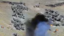 Helikopter militer menembak selama komando strategis dan staf melakukan latihan Center-2019 di lapangan tembak Lyaur, Tajikistan, Rabu (18/9/2019). Prajurit Rusia, Kazakhstan, Kirgistan, Tajikistan, Uzbekistan, India, Pakistan, dan China ikut serta dalam latihan ini. (AP Photo/Grits Sergei)