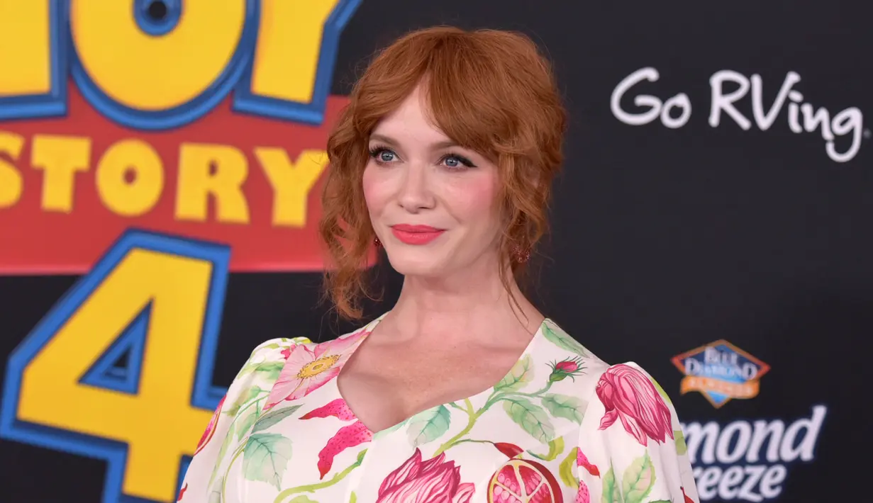 Christina Hendricks berpose saat tiba menghadiri pemutaran perdana film "Toy Story 4" di El Capitan di Los Angeles (11/6/2019). Christina Hendricks mengisi suara sebagai Gabby Gabby di film tersebut. (AP Photo/Richard Shotwell)