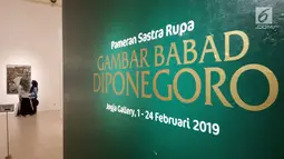 Pengunjung melihat lukisan saat acara pameran gambar Babad Diponegoro di Museum Jogja Galeri, Yogyakarta,  Minggu (10/2). Babad Diponegoro merupakan naskah yang dibuat sendiri Pangeran Diponegoro saat diasingkan di Manado, 1831-1832. (Liputan6.com/Gholib)