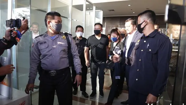 7 Potret Vicky Prasetyo Digiring ke Dalam Mobil Tahanan, Tetap Tegar