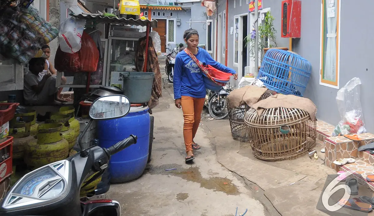 Ninih saat berada di gang depan kontrakannya di daerah Pejompongan, Jakarta. Foto diambil pada Selasa (9/12/2014). (Liputan6.com/Herman Zakharia)