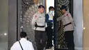 Penyidik KPK saat berada di rumah tersangka Ketua DPR RI Setya Novanto dengan penjagaan aparat kepolisian Brimob di Jalan Wijaya 13 No 19, Jakarta Selatan, Rabu (15/11). (Liputan6.com/Johan Tallo)