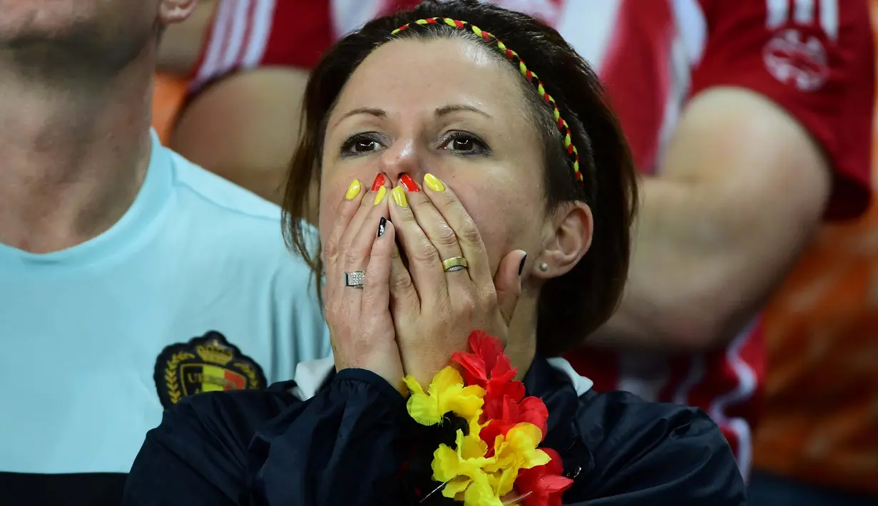 Ekspresi sedih Fans cantik Belgia saat timnya kalah dari Wales 1-3 pada perempat final Piala Eropa 2016 di Stade Pierre-Mauroy, Lille, Prancis, Sabtu (2/7/2016) dini hari WIB. (AFP/Emmanuel Dunand)