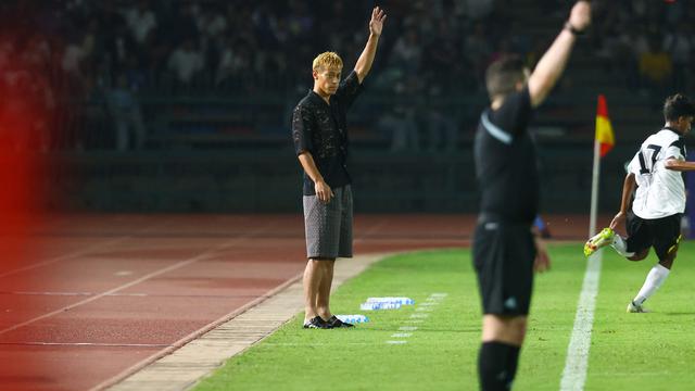 Gaya nyentrik Direktur Teknik Timnas Kamboja U-22, Keisuke Honda, di SEA Games 2023.