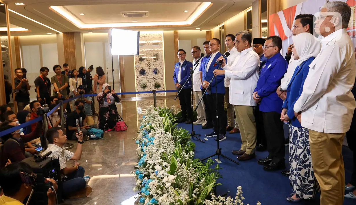 Kemudian, mereka langsung menuju ke lantai tiga kantor DPP PAN yang mana di sana akan dilakukan perbincangan antara kedua partai tersebut. (Liputan6.com/Herman Zakharia)