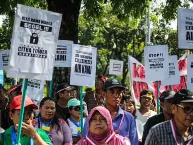 Warga Kebon Kosong, yang tergabung dalam Forum Pemersatu Warga berunjuk rasa di Balai Kota DKI Jakarta, Senin (3/4). Aksi itu digelar lantaran pihak management Citra Tower tidak merealisasi pemasangan pipanisasi air bersih. (Liputan6.com/Faizal Fanani)