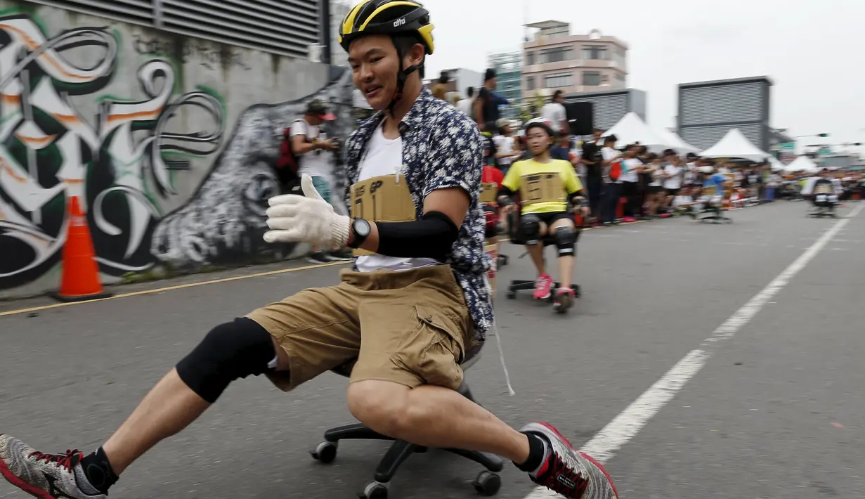 Seorang peserta ambil bagian berlari menggunakan kursi kantor dalam kompetisi ISU-1 Grand Prix di Tainan, Taiwan Selatan, Minggu (24/4/2016).  (REUTERS/Tyrone Siu)