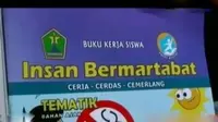 Salah satu halaman buku terdapat tulisan Saras 008 (superhero wanita dari Indonesia selingkuhannya Spiderman) menolong orang.