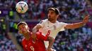 Pemain Wales Brennan Johnson (kiri) berebut bola dengan pemain Iran Milad Mohammadi pada pertandingan sepak bola Grup B Piala Dunia 2022 di Stadion Ahmad Bin Ali, Al Rayyan, Qatar, Jumat (25/11/2022). Iran mengalahkan Wales dengan skor 2-0. (AP Photo/Alessandra Tarantino)