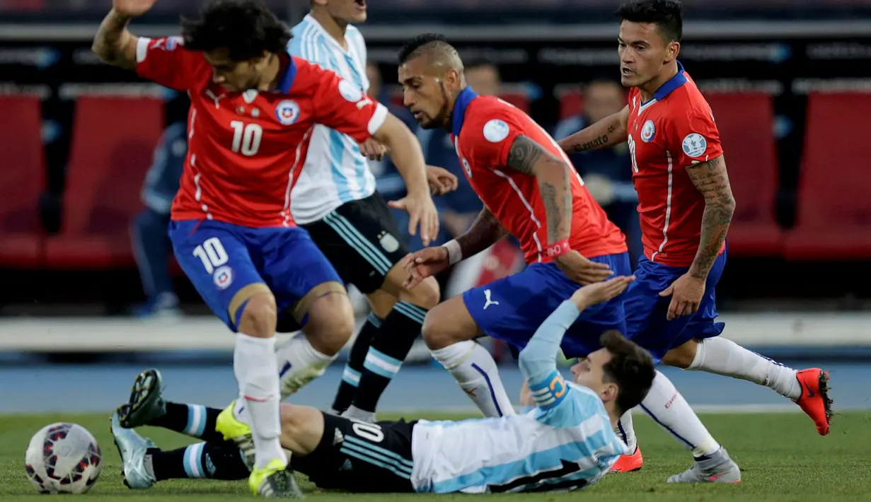 Lionel Messi dijatuhkan oleh Jorge Valdivia dan Arturo Vidal. (REUTERS/Jorge Adorno)