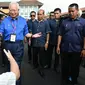 Perdana Menteri Malaysia, Najib Razak menyapa seorang pendukung di tempat pemungutan suara selama pemilihan umum di Pekan, Rabu (9/5). Pemilu ini pertarungan antara PM Najib yang sudah berkuasa sejak 2009, melawan Mahathir Mohamad. (MOHD RASFAN / AFP)