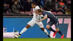 Gelandang Inter Milan, Fredy Guarin berusaha melewati bek Napoli Ivan Strinić pada laga serie A di stadion San Paolo, Italy (8/3/2015).  Napoli bermain imbang 2-2 dengan Inter Milan. (Reuters/Ciro De Luca)