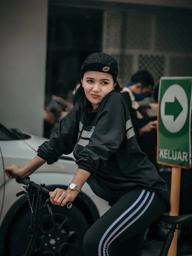 7 Gaya Wika Salim Saat Gowes Ini Curi Perhatian
